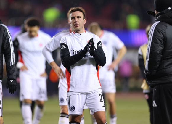 21 01 2026, Football UEFA Champions League, Qarabag Agdam FK Eintracht Frankfurt, v l , Mario Götze Eintracht Frankfurt thanks the fans, thanks, thanks, team after the match, after the match, thanks the fans, applauds the fans DFL DFB REGULATIONS PROHIBIT ANY USE OF PHOTOGRAPHS AS IMAGE SEQUENCES AND OR QUASI VIDEO xdcx Copyright: HMBxMedia Claus