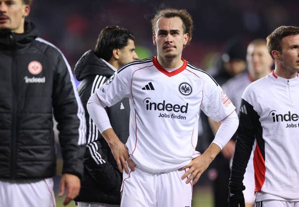 21 01 2026, Football UEFA Champions League, Qarabag Agdam FK Eintracht Frankfurt, v l , Arthur Theate Eintracht Frankfurt enttaeuscht, enttaeuscht looking, dissapointed, traurig, frustiert, frust, gefrustet, frustrated DFL DFB REGULATIONS PROHIBIT ANY USE OF PHOTOGRAPHS AS IMAGE SEQUENCES AND OR QUASI VIDEO xdcx Copyright: HMBxMedia Claus