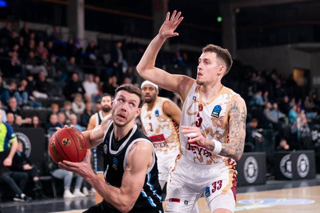 Niklas Wimberg Veolia Towers Hamburg, 17 in duel with Kyle Wiltjer Umana Reyer Venice, 33 , GER, Veolia Towers Hamburg vs Umana Reyer Venice, Basketball, EuroCup, Matchday 15, Season 2025 2026, 21 01 2026 GER, Veolia Towers Hamburg vs Umana Reyer Venice, Basketball, EuroCup, Matchday 15, Season 2025 2026, 21 01 2026 Hamburg Copyright: xEibner-Pressefoto MaxxVincenx EP_MVN