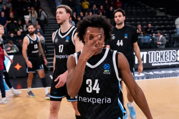 Ross Williams Veolia Towers Hamburg, 34 cheers after victory end of game, GER, Veolia Towers Hamburg vs Umana Reyer Venice, Basketball, EuroCup, Matchday 15, Season 2025 2026, 21 01 2026 GER, Veolia Towers Hamburg vs Umana Reyer Venice, Basketball, EuroCup, Matchday 15, Season 2025 2026, 21 01 2026 Hamburg Copyright: xEibner-Pressefoto MaxxVincenx EP_MVN