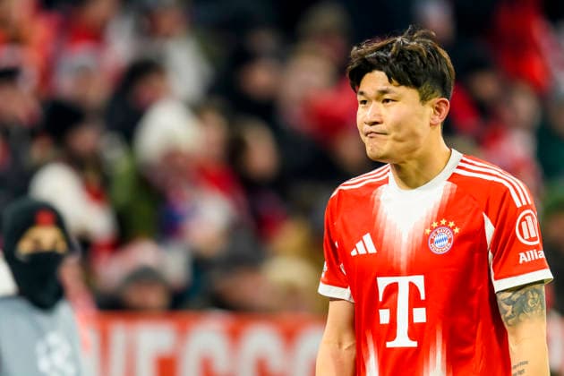 GER, UEFA CL, FC Bayern Muenchen GER vs Royale Union Saint Gilloise BEL 21 01 2026, Allianz Arena, Muenchen, GER, UEFA CL, FC Bayern Muenchen GER vs Royale Union Saint Gilloise BEL , UEFA regulations prohibit any use of photographs as image sequences and or quasi video, im Bild Min jae Kim FCB 3 walks off the pitch with a yellow red card , past the fans nordphotoxGmbHx xStraubmeier nph00004