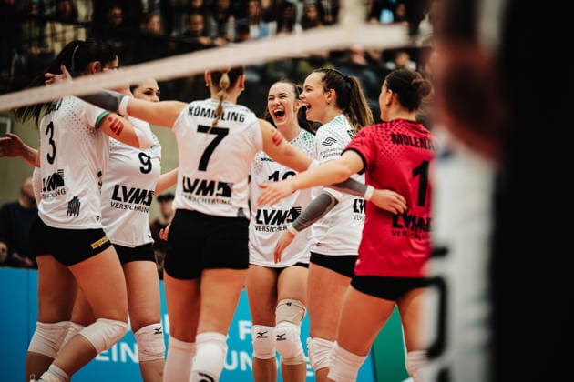 Volleyball Women Season 2025 2026 Volleyball Bundesliga ETV Hamburger Volksbank Volleys vs USC Münster 22 01 2026 Cheering for Münster, f l Esther Spöler 3, USC Münster , Emilia Jordan 9, USC Münster , Elena Kömmling 7, USC Münster , Lena Schultze 16, USC Münster , Amelie Strothoff 10, USC Münster and Pippa Molenaar 1, USC Münster Hamburg Sporthalle Hoheluft Hamburg Germany