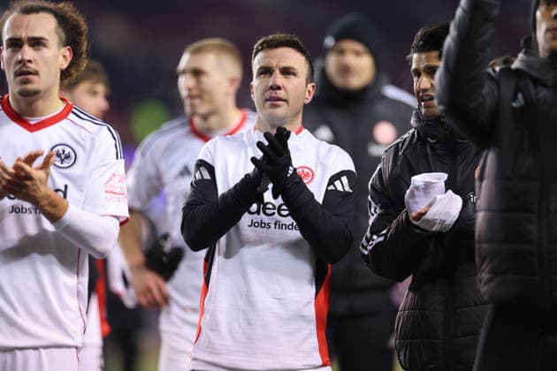 21 01 2026, Football UEFA Champions League, Qarabag Agdam FK Eintracht Frankfurt, v l , Mario Götze Eintracht Frankfurt thanks the fans, thanks, thanks, team after the match, after the match, thanks the fans, applauds the fans DFL DFB REGULATIONS PROHIBIT ANY USE OF PHOTOGRAPHS AS IMAGE SEQUENCES AND OR QUASI VIDEO xdcx Copyright: HMBxMedia Claus