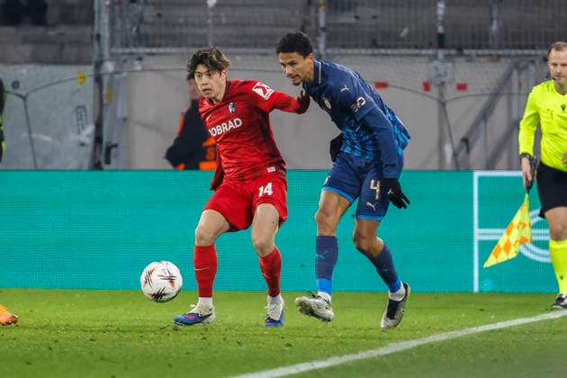 Yuito Suzuki SC Freiburg, 14 and Heitor Maccabi Tel Aviv, 04 in duel , Germany, Soccer, UEFA Europa League, Matchday 7, 2025 2026, SC Freiburg vs Maccabi Tel Aviv, Europa Park Stadion, Freiburg im Breisgau, 22 01 2026 Freiburg im Breisgau Europa Park Stadion Germany Copyright: xGrantxHubbsx