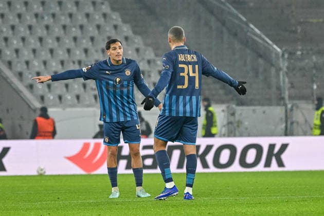 Itai Ben Hamo Maccabi Tel Aviv FC, 41 talks to Saied Abu Farchi Maccabi Tel Aviv FC, 34 GER, SC Freiburg Maccabi Tel Aviv, Football, Europa League, Matchday 7, Season 2025 2026, 22 01 2026 GER, SC Freiburg Maccabi Tel Aviv, Football, Europa League, Matchday 7, Season 2025 2026, 22 01 2026 Freiburg Copyright: xEibner-Pressefoto ThomasxHessx EP_THS