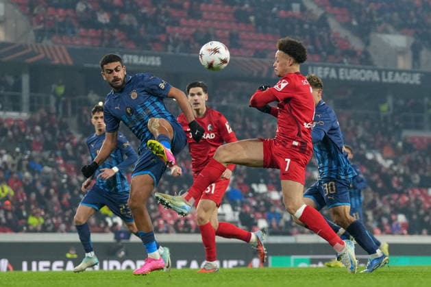 Derry Scherhant SC Freiburg, 07 in duel with Itamar Noy Maccabi Tel Aviv, 30 , Germany, Football, UEFA Europa League, Matchday 7, League phase, 2025 2026, SC Freiburg vs Maccabi Tel Aviv, 22 01 2026, Europa Park Stadion, Freiburg, Germany Freiburg Europa Park Stadion Baden Württemberg Germany Copyright: xArnexAmbergx