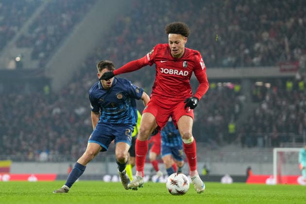 Noam Ben Harush Maccabi Tel Aviv, 21 in duel with Derry Scherhant SC Freiburg, 07 , Germany, Soccer, UEFA Europa League, Matchday 7, League phase, 2025 2026, SC Freiburg vs Maccabi Tel Aviv, 22 01 2026, Europa Park Stadion, Freiburg, Germany Freiburg Europa Park Stadion Baden Württemberg Germany Copyright: xArnexAmbergx