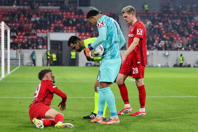 Philipp Treu SC Freiburg, 29 injured on the ground , Germany, Football, UEFA Europa League, Matchday 7, 2025 2026, SC Freiburg vs Maccabi Tel Aviv, Europa Park Stadion, Freiburg im Breisgau, 22 01 2026 Freiburg im Breisgau Europa Park Stadion Germany Copyright: xGrantxHubbsx