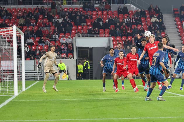 Matthias Ginter SC Freiburg, 28 on header , Germany, Soccer, UEFA Europa League, Matchday 7, 2025 2026, SC Freiburg vs Maccabi Tel Aviv, Europa Park Stadion, Freiburg im Breisgau, 22 01 2026 Freiburg im Breisgau Europa Park Stadion Germany Copyright: xGrantxHubbsx