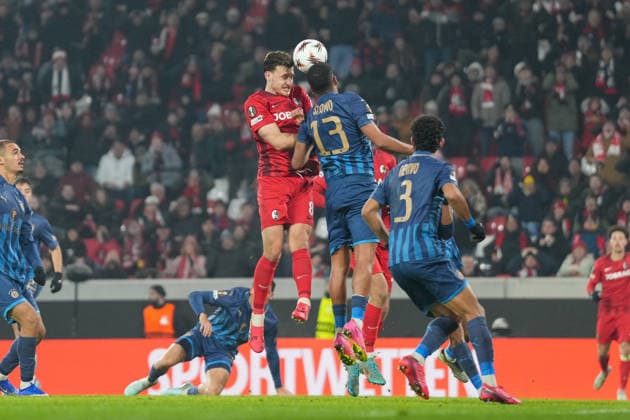 Maximilian Eggestein SC Freiburg, 08 in duel with Raz Shlomo Maccabi Tel Aviv, 13 , Germany, Football, UEFA Europa League, Matchday 7, League phase, 2025 2026, SC Freiburg vs Maccabi Tel Aviv, 22 01 2026, Europa Park Stadion, Freiburg, Germany Freiburg Europa Park Stadion Baden Württemberg Germany Copyright: xArnexAmbergx