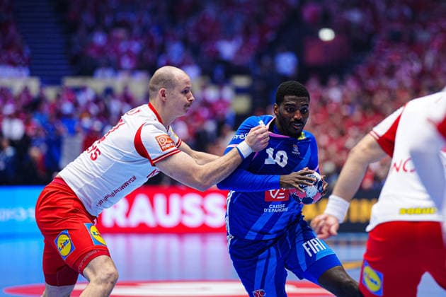Simon Hald Denmark, 34 , Dika Mem France, 10 DEN, France vs Denmark, Handball, EHF European Championship 2026, Main Round, Matchday 1, 22 01 2026 DEN, France vs Denmark, Handball, EHF European Championship 2026, Main Round, Matchday 1, 22 01 2026 Herning Copyright: xEibner-Pressefoto MarcelxvonxFehrnx EP_MFN