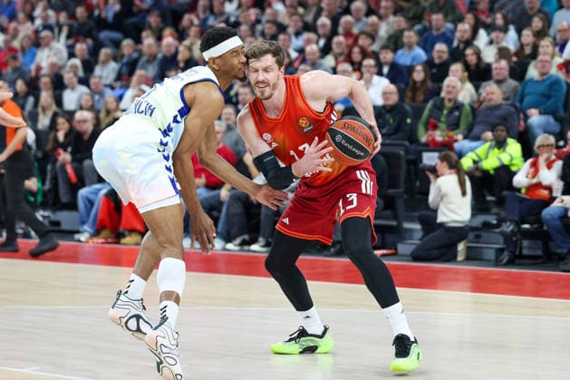 Andreas Obst FC Bayern Basketball, 13 with Kameron Taylor Valencia Basket, 01 , GER, FC Bayern Basketball vs Valencia Basket, Basketball, Euroleague, 24 Matchday, Season 2025 2026, 22 01 2026, GER, FC Bayern Basketball vs Valencia Basket, Basketball, Euroleague, 24 Matchday, Season 2025 2026, 22 01 2026 Munich Copyright: xEibner-Pressefoto JennixMaulx EP_JML