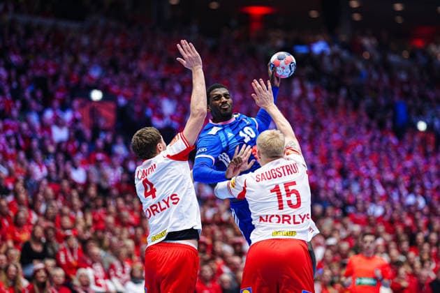 Magnus Landin Denmark, 04 , Dika Mem France, 10 , Magnus Saugstrup Denmark, 15 DEN, France vs Denmark, Handball, EHF European Championship 2026, Main Round, Matchday 1, 22 01 2026 DEN, France vs Denmark, Handball, EHF European Championship 2026, Main Round, Matchday 1, 22 01 2026 Herning Copyright: xEibner-Pressefoto MarcelxvonxFehrnx EP_MFN