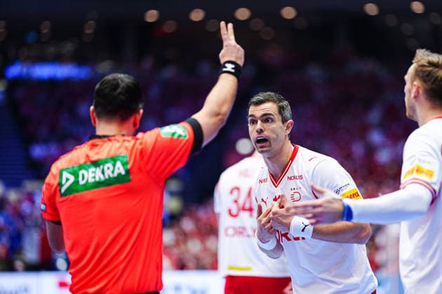 Rasmus Lauge Denmark, 11 understands time penalty not DEN, France vs Denmark, Handball, EHF European Championship 2026, Main Round, Matchday 1, 22 01 2026 DEN, France vs Denmark, Handball, EHF European Championship 2026, Main Round, Matchday 1, 22 01 2026 Herning Copyright: xEibner-Pressefoto MarcelxvonxFehrnx EP_MFN