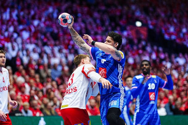 Simon Pytlick Denmark, 43 , Elohim Prandi France, 08 DEN, France vs Denmark, Handball, EHF European Championship 2026, Main Round, Matchday 1, 22 01 2026 DEN, France vs Denmark, Handball, EHF European Championship 2026, Main Round, Matchday 1, 22 01 2026 Herning Copyright: xEibner-Pressefoto MarcelxvonxFehrnx EP_MFN