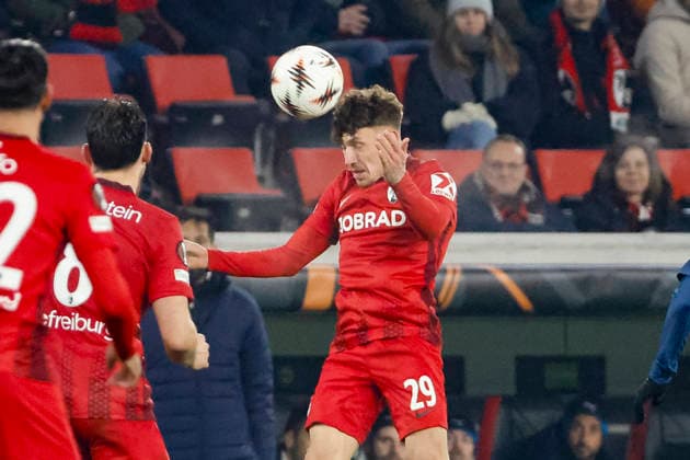 Philipp Treu SC Freiburg, 29 on header , Germany, Soccer, UEFA Europa League, Matchday 7, 2025 2026, SC Freiburg vs Maccabi Tel Aviv, Europa Park Stadion, Freiburg im Breisgau, 22 01 2026 Freiburg im Breisgau Europa Park Stadion Germany Copyright: xGrantxHubbsx