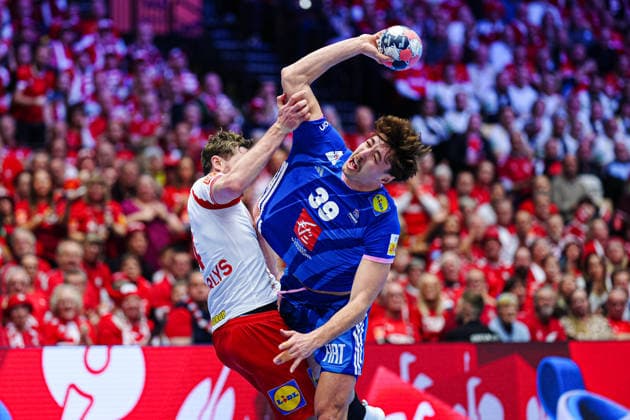 Magnus Landin Denmark, 04 , Thibaud Briet France, 39 DEN, France vs Denmark, Handball, EHF European Championship 2026, Main Round, Matchday 1, 22 01 2026 DEN, France vs Denmark, Handball, EHF European Championship 2026, Main Round, Matchday 1, 22 01 2026 Herning Copyright: xEibner-Pressefoto MarcelxvonxFehrnx EP_MFN