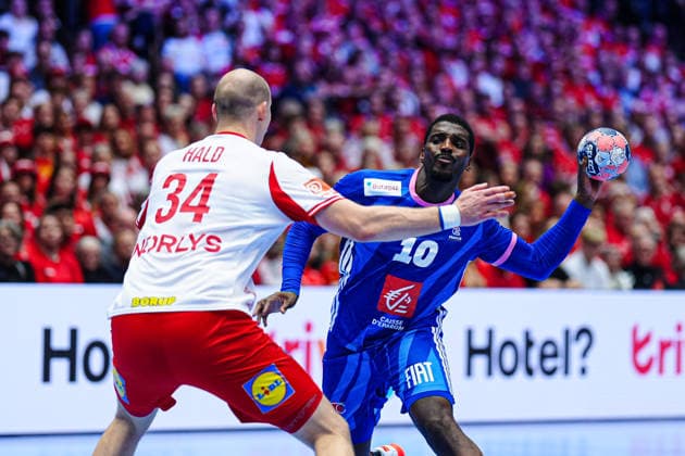 Simon Hald Denmark, 34 , Dika Mem France, 10 DEN, France vs Denmark, Handball, EHF European Championship 2026, Main Round, Matchday 1, 22 01 2026 DEN, France vs Denmark, Handball, EHF European Championship 2026, Main Round, Matchday 1, 22 01 2026 Herning Copyright: xEibner-Pressefoto MarcelxvonxFehrnx EP_MFN