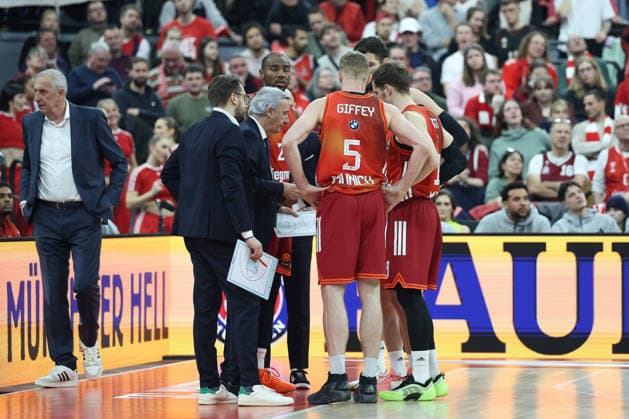 Discussion in the timeout, Svetislav Pesic FC Bayern Basketball, Head Coach with Niels Giffey FC Bayern Basketball, 05 and Andreas Obst FC Bayern Basketball, 13 , with Leon Kratzer FC Bayern Basketball, 08 and Isiaha Mike FC Bayern Basketball, 22 , GER, FC Bayern Basketball vs Valencia Basket, Basketball, Euroleague, Matchday 24, Season 2025 2026, 22 01 2026, GER, FC Bayern Basketball vs Valencia Basket, Basketball, Euroleague, Matchday 24, Season 2025 2026, 22 01 2026 Munich Copyright: xEibner-Pressefoto JennixMaulx EP_JML