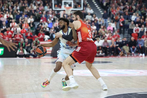Jean Montero Valencia Basket, 08 with Leon Kratzer FC Bayern Basketball, 08 , GER, FC Bayern Basketball vs Valencia Basket, Basketball, Euroleague, 24 Matchday, Season 2025 2026, 22 01 2026, GER, FC Bayern Basketball vs Valencia Basket, Basketball, Euroleague, 24 Matchday, Season 2025 2026, 22 01 2026 Munich Copyright: xEibner-Pressefoto JennixMaulx EP_JML