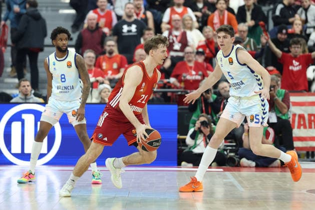 Justuz Hollatz FC Bayern Basketball, 21 with Jean Montero Valencia Basket, 08 and Sergio De Larrea Valencia Basket, 05 , GER, FC Bayern Basketball vs Valencia Basket, Basketball, Euroleague, Matchday 24, Season 2025 2026, 22 01 2026, GER, FC Bayern Basketball vs Valencia Basket, Basketball, Euroleague, Matchday 24, Season 2025 2026, 22 01 2026 Munich Copyright: xEibner-Pressefoto JennixMaulx EP_JML