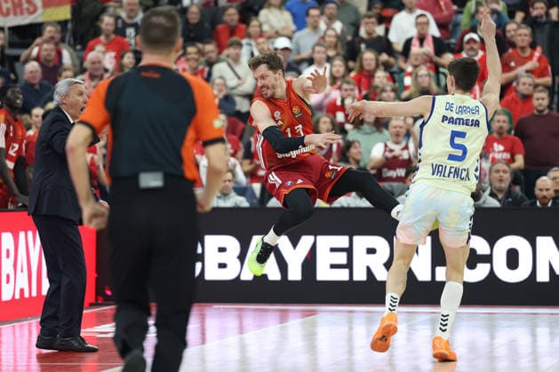 Foul by Sergio De Larrea Valencia Basket, 05 on Andreas Obst FC Bayern Basketball, 13 , with Svetislav Pesic FC Bayern Basketball, Head Coach , GER, FC Bayern Basketball vs Valencia Basket, Basketball, Euroleague, Matchday 24, Season 2025 2026, 22 01 2026, GER, FC Bayern Basketball vs Valencia Basket, Basketball, Euroleague, Matchday 24, Season 2025 2026, 22 01 2026 Munich Copyright: xEibner-Pressefoto JennixMaulx EP_JML