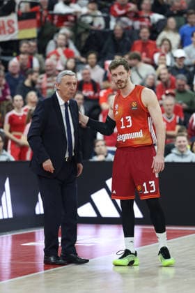 Andreas Obst FC Bayern Basketball, 13 in conversation with Svetislav Pesic FC Bayern Basketball, Head Coach , GER, FC Bayern Basketball vs Valencia Basket, Basketball, Euroleague, Matchday 24, Season 2025 2026, 22 01 2026, GER, FC Bayern Basketball vs Valencia Basket, Basketball, Euroleague, Matchday 24, Season 2025 2026, 22 01 2026 Munich Copyright: xEibner-Pressefoto JennixMaulx EP_JML