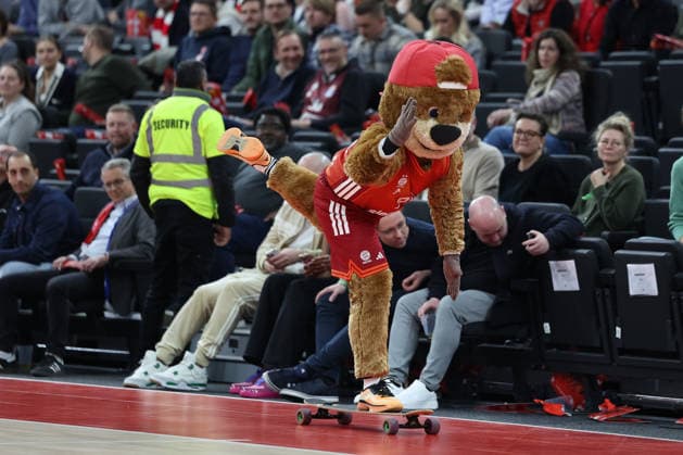 Mascot Ben on a skateboard, GER, FC Bayern Basketball vs Valencia Basket, Basketball, Euroleague, 24 Matchday, Season 2025 2026, 22 01 2026, GER, FC Bayern Basketball vs Valencia Basket, Basketball, Euroleague, 24 Matchday, Season 2025 2026, 22 01 2026 Munich Copyright: xEibner-Pressefoto JennixMaulx EP_JML