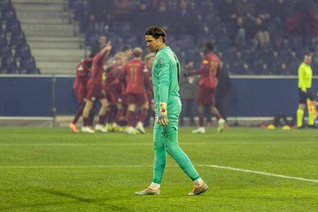 Disappointment, frustration at Marwin Hitz 1 FC Basel 1893 , while the Salzburg team cheers in the background about the 1 0, FC Salzburg vs FC Basel 1893, Football, Men, UEFA Europa League, Season 2025 2026, League phase, Matchday 7, 22 01 2026 Wals Siezenheim Salzburg Austria Copyright: xkolbert-press MartinxAgüerax