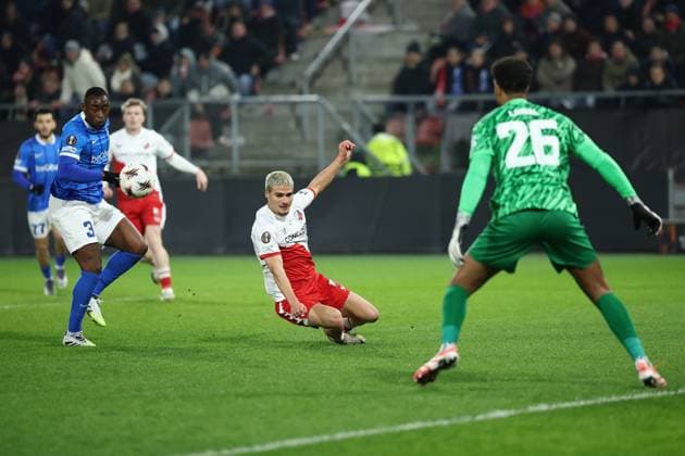 UTRECHT , 22-01-2026 , stadium Galgenwaard , season 2025 2026 , UEFA Europa League football , League phase matchday 7 , match between FC Utrecht and KRC Genk , Pictures shows , Genk player Mujaid Sadick, FC Utrecht player Can Bozdogan, Genk goalkeeper Tobias Lawal Utrecht - Genk x201002626x Copyright:
