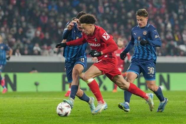 Derry Scherhant SC Freiburg, 07 is brought down in the penalty area , Germany, Football, UEFA Europa League, Matchday 7, League phase, 2025 2026, SC Freiburg vs Maccabi Tel Aviv, 22 01 2026, Europa Park Stadion, Freiburg, Germany Freiburg Europa Park Stadion Baden Württemberg Germany Copyright: xArnexAmbergx