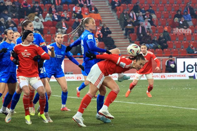 DEU, 2 BL, Frauen, 1 FC Union vs Bayer Leverkusen, 23 01 2026, Stadion Alte Foersterei, Berlin, DEU, 2 BL, Frauen, 1 FC Union vs Bayer Leverkusen, im Bild Eckball, Tysiak Amber 1 FC Union Berlin 26 , Vidal Juliette Bayer Leverkusen 56 DFL regulations prohibit any use of Photographs as image sequences and or quasi video nordphotoxGmbHx xEngler nph00076