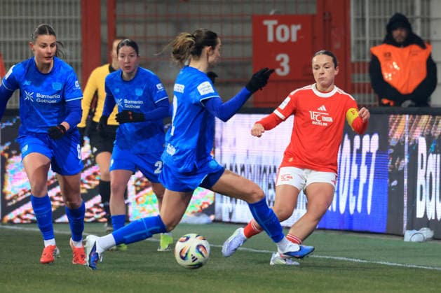 DEU, 2 BL, Frauen, 1 FC Union vs Bayer Leverkusen, 23 01 2026, Stadion Alte Foersterei, Berlin, DEU, 2 BL, Frauen, 1 FC Union vs Bayer Leverkusen, im Bild Lisa Heiseler 1 FC Union Berlin 7 , Ostermeier Selina Bayer Leverkusen 2 DFL regulations prohibit any use of Photographs as image sequences and or quasi video nordphotoxGmbHx xEngler nph00076
