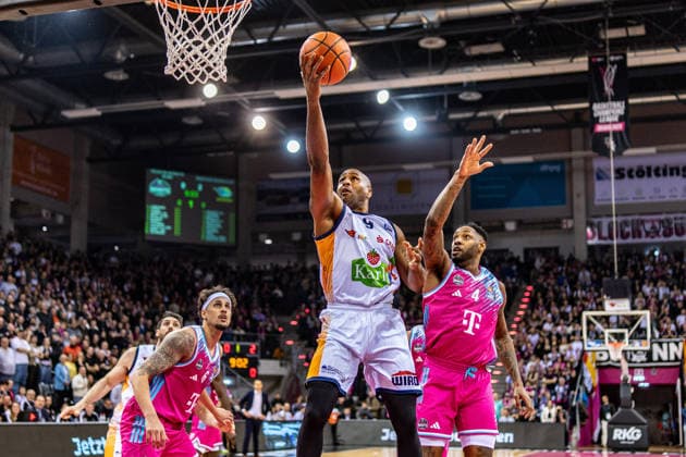 DeAndre Lansdowne Rostock Seawolves, 09 makes a basket against Jeff Garrett Jr Telekom Baskets Bonn, 04 , Michael Kessens Telekom Baskets Bonn, 06 Telekom Baskets Bonn vs Rostock Seawolves, Basketball, easy Credit BBL, 17 Matchday, 2025 2026, 23 01 2026 Telekom Baskets Bonn vs Rostock Seawolves, Basketball, easy Credit BBL, 17 Matchday, 2025 2026, 23 01 2026 Bonn Copyright: xEibner-Pressefoto GerhardxWingenderx EP_GWR