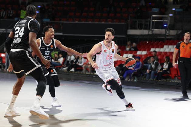 Vasilije Micic Hapoel IBI Tel Aviv, 22 with ball with Sterling Brown Partizan Mozzart Bet Belgrade, 12 and Bruno Fernando Partizan Mozzart Bet Belgrade, 24 , GER, Partizan Mozzart Bet Belgrade vs Hapoel IBI Tel Aviv, Basketball, Euroleague, 24 Matchday, Season 2025 2026, 23 01 2026, 13 11 2025, GER, Partizan Mozzart Bet Belgrade vs Hapoel IBI Tel Aviv, Basketball, Euroleague, 24 Matchday, Season 2025 2026, 23 01 2026 Muenchen Copyright: xEibner-Pressefoto JennixMaulx EP_JML