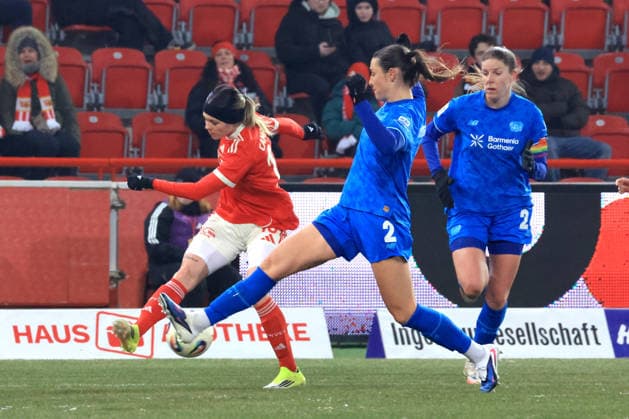DEU, 2 BL, Frauen, 1 FC Union vs Bayer Leverkusen, 23 01 2026, Stadion Alte Foersterei, Berlin, DEU, 2 BL, Frauen, 1 FC Union vs Bayer Leverkusen, im Bild Eileen Campbell 1 FC Union Berlin 10 , Ostermeier Selina Bayer Leverkusen 2 , Turanyi Lilla Bayer Leverkusen 24 DFL regulations prohibit any use of Photographs as image sequences and or quasi video nordphotoxGmbHx xEngler nph00076