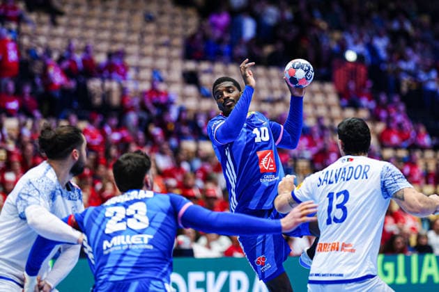 Throw Goal Dika Mem France, 10 DEN, France vs Portugal, Handball, EHF European Championship 2026, Main Round, Matchday 2, 24 01 2026 DEN, France vs Portugal, Handball, EHF European Championship 2026, Main Round, Matchday 2, 24 01 2026 Herning Copyright: xEibner-Pressefoto MarcelxvonxFehrnx EP_MFN