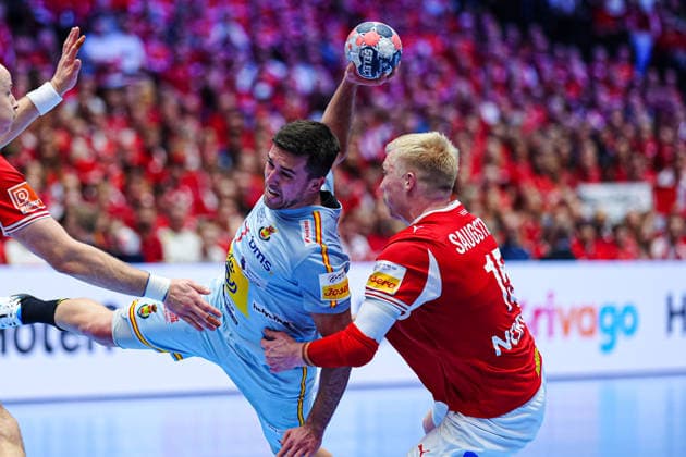 Throw Goal Jan Gurri Spain, 07 , Magnus Saugstrup Denmark, 15 DEN, Spain vs Denmark, Handball, EHF European Championship 2026, Main Round, Matchday 2, 24 01 2026 DEN, Spain vs Denmark, Handball, EHF European Championship 2026, Main Round, Matchday 2, 24 01 2026 Herning Copyright: xEibner-Pressefoto MarcelxvonxFehrnx EP_MFN