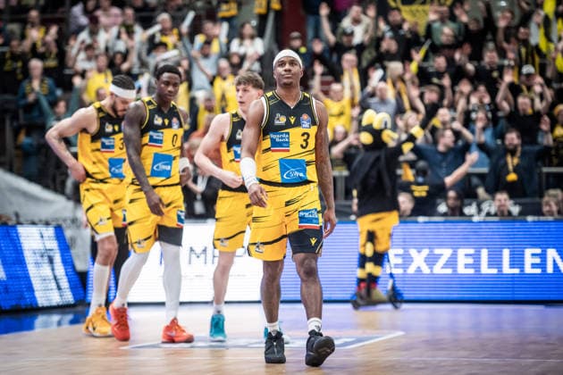 Stefan Smith MHP RIESEN Ludwigsburg, 03 and Team GER, MHP Riesen Ludwigsburg Basketball Loewen Braunschweig, easycredit BBL, Basketball, Bundesliga, 17 Matchday, Season 2025 2026, 24 01 2026 GER, MHP Riesen Ludwigsburg Basketball Loewen Braunschweig, easycredit BBL, Basketball, Bundesliga, 17 Matchday, Season 2025 2026, 24 01 2026 Ludwigsburg Copyright: xSandyxDinkelackerx EP_SDR