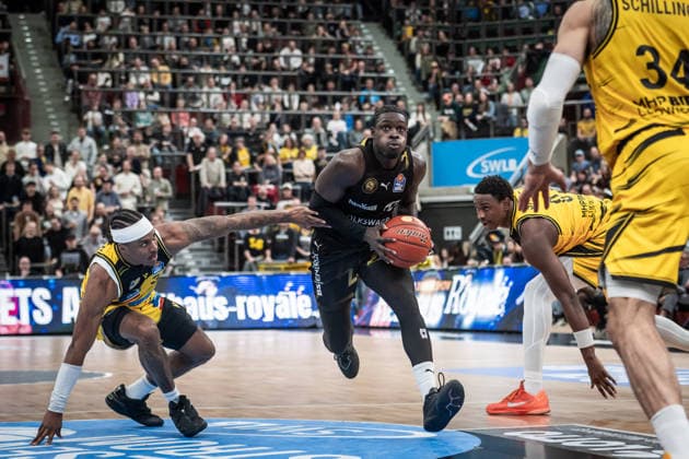 Barra Njie Basketball Loewen Braunschweig, 13 vs Stefan Smith MHP RIESEN Ludwigsburg, 03 , left and Babacar Sane MHP RIESEN Ludwigsburg, 00 , right GER, MHP Riesen Ludwigsburg Basketball Loewen Braunschweig, easycredit BBL, Basketball, Bundesliga, 17 Matchday, Season 2025 2026, 24 01 2026 GER, MHP Riesen Ludwigsburg Basketball Loewen Braunschweig, easycredit BBL, Basketball, Bundesliga, 17 Matchday, Season 2025 2026, 24 01 2026 Ludwigsburg Copyright: xSandyxDinkelackerx EP_SDR