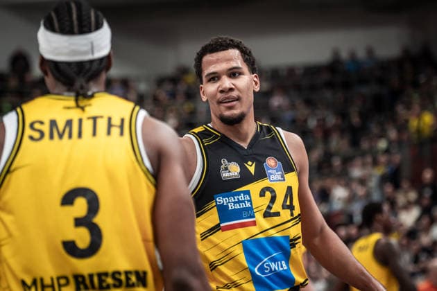 Brandon Tischler MHP RIESEN Ludwigsburg, 24 watches Stefan Smith MHP RIESEN Ludwigsburg, 03 GER, MHP Riesen Ludwigsburg Basketball Loewen Braunschweig, easycredit BBL, Basketball, Bundesliga, Matchday 17, Season 2025 2026, 24 01 2026 GER, MHP Riesen Ludwigsburg Basketball Loewen Braunschweig, easycredit BBL, Basketball, Bundesliga, Matchday 17, Season 2025 2026, 24 01 2026 Ludwigsburg Copyright: xSandyxDinkelackerx EP_SDR