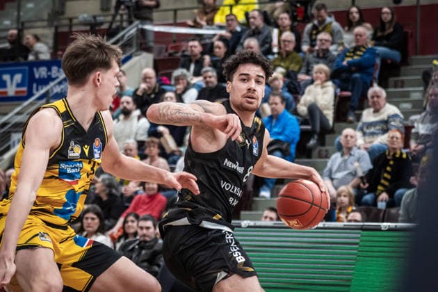 Joshua Obiesie Basketball Loewen Braunschweig, 08 vs Julis Baumer MHP RIESEN Ludwigsburg, 37 GER, MHP Riesen Ludwigsburg Basketball Loewen Braunschweig, easycredit BBL, Basketball, Bundesliga, 17 Matchday, Season 2025 2026, 24 01 2026 GER, MHP Riesen Ludwigsburg Basketball Loewen Braunschweig, easycredit BBL, Basketball, Bundesliga, 17 Matchday, Season 2025 2026, 24 01 2026 Ludwigsburg Copyright: xSandyxDinkelackerx EP_SDR