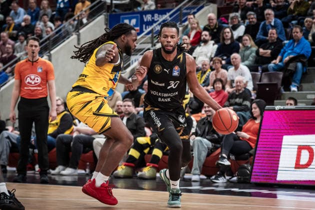 Chip Flanigan Basketball Loewen Braunschweig, 30 vs Traveon Buchanan MHP RIESEN Ludwigsburg, 02 GER, MHP Riesen Ludwigsburg Basketball Loewen Braunschweig, easycredit BBL, Basketball, Bundesliga, 17 Matchday, Season 2025 2026, 24 01 2026 GER, MHP Riesen Ludwigsburg Basketball Loewen Braunschweig, easycredit BBL, Basketball, Bundesliga, 17 Matchday, Season 2025 2026, 24 01 2026 Ludwigsburg Copyright: xSandyxDinkelackerx EP_SDR