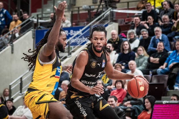 Chip Flanigan Basketball Loewen Braunschweig, 30 vs Traveon Buchanan MHP RIESEN Ludwigsburg, 02 GER, MHP Riesen Ludwigsburg Basketball Loewen Braunschweig, easycredit BBL, Basketball, Bundesliga, 17 Matchday, Season 2025 2026, 24 01 2026 GER, MHP Riesen Ludwigsburg Basketball Loewen Braunschweig, easycredit BBL, Basketball, Bundesliga, 17 Matchday, Season 2025 2026, 24 01 2026 Ludwigsburg Copyright: xSandyxDinkelackerx EP_SDR