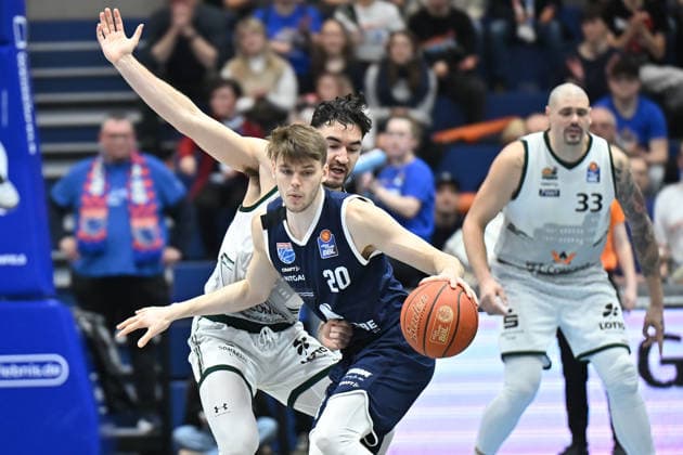 Clay Guillozet Trier, 4 , Perttu Blomgren MBC, 20 , Maik Zirbes Trier, 33 , Syntainics MBC vs Vet Concept Gladiators Trier, Basketball, 1 Bundesliga, Men, 17 Matchday Main Round, Season 2025 26, 24 01 2026 Weißenfels Stadthalle Sachsen Anhalt Germany