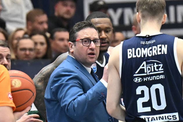 Marco Ramondino MBC, Head Coach , Charles Callison MBC, 23 , Perttu Blomgren MBC, 20 , Timeout, Syntainics MBC vs Vet Concept Gladiators Trier, Basketball, 1 Bundesliga, Men, 17 Matchday Main Round, Season 2025 26, 24 01 2026 Weißenfels Stadthalle Sachsen Anhalt Germany
