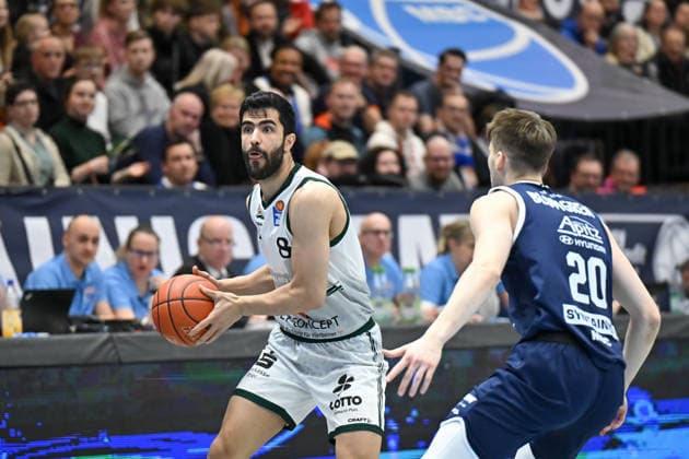 Behnam Yakhchali Trier, 8 , Perttu Blomgren MBC, 20 , Syntainics MBC vs Vet Concept Gladiators Trier, Basketball, 1 Bundesliga, Men, 17 Matchday Main Round, Season 2025 26, 24 01 2026 Weißenfels Stadthalle Sachsen Anhalt Germany