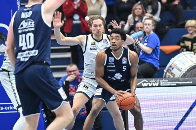 Collin Welp MBC, 40 , Marco Hollersbach Trier, 9 , Syntainics MBC vs Vet Concept Gladiators Trier, Basketball, 1 Bundesliga, Men, 17 Matchday Main Round, Season 2025 26, 24 01 2026 Weißenfels Stadthalle Sachsen Anhalt Germany