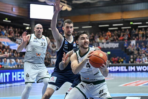 Maik Zirbes Trier, 33 , Kresimir Nikic MBC 9 , Clay Guillozet Trier, 4 , Syntainics MBC vs Vet Concept Gladiators Trier, Basketball, 1 Bundesliga, Men, 17 Matchday Main Round, Season 2025 26, 24 01 2026 Weißenfels Stadthalle Sachsen Anhalt Germany