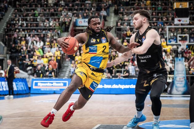 Traveon Buchanan MHP RIESEN Ludwigsburg, 02 vs Ferdinand Zylka Basketball Loewen Braunschweig, 06 GER, MHP Riesen Ludwigsburg Basketball Loewen Braunschweig, easycredit BBL, Basketball, Bundesliga, 17 Matchday, Season 2025 2026, 24 01 2026 GER, MHP Riesen Ludwigsburg Basketball Loewen Braunschweig, easycredit BBL, Basketball, Bundesliga, 17 Matchday, Season 2025 2026, 24 01 2026 Ludwigsburg Copyright: xSandyxDinkelackerx EP_SDR